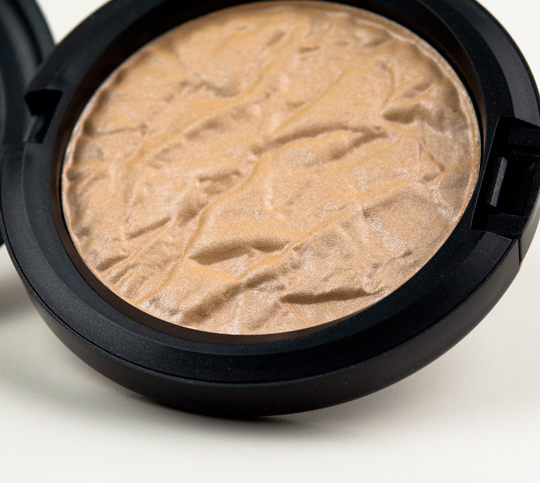 MAC Chez Chez Lame Special Reserve Highlighting Powder