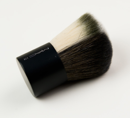 MAC 179 Angled Split Fibre Buffer Brush 