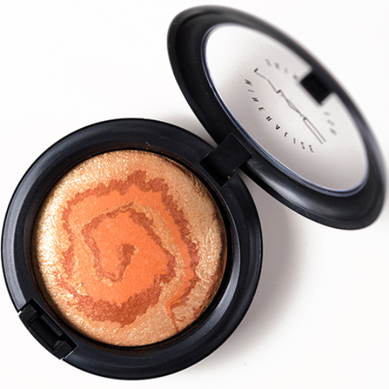 MAC Center of the Universe Mineralize Skinfinish