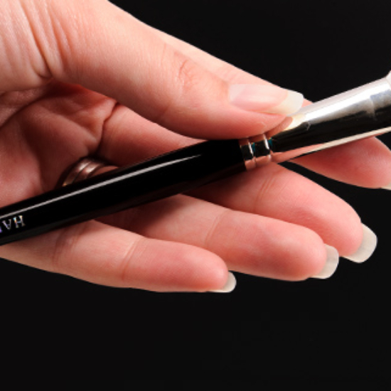 Hakuhodo J511 Angled Highlighter Brush • Brush Review & Swatches