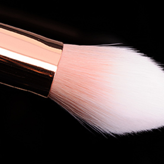 Real Techniques 300 Tapered Blush Brush • Brush Review & Swatches