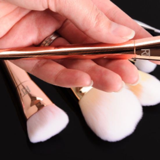 Real Techniques 300 Tapered Blush Brush • Brush Review & Swatches