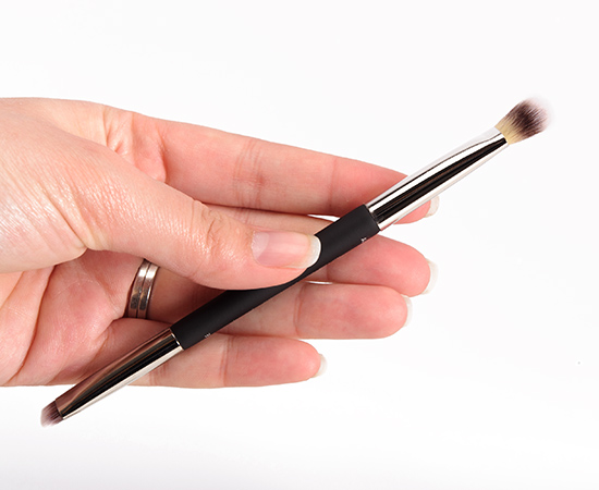 IT Cosmetics No-Tug Dual Airbrush Eyeshadow Brush