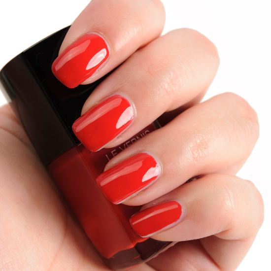 Chanel RED NAILS Le Vernis 717 Coquelicot - application and swatch