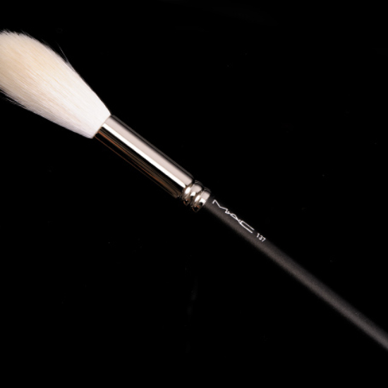 MAC 137 Long Blending Brush