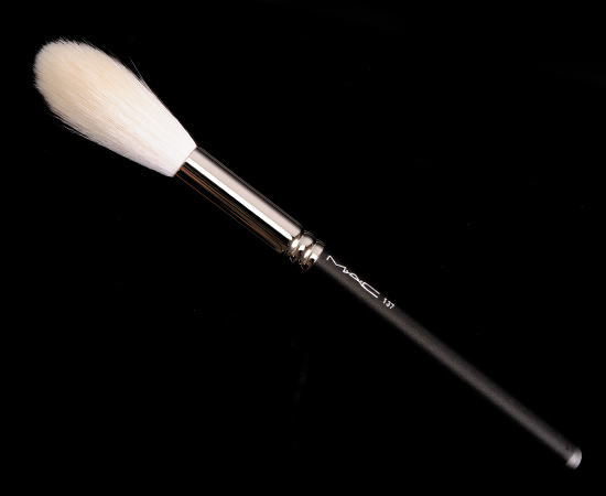 MAC 137 Long Blending Brush 
