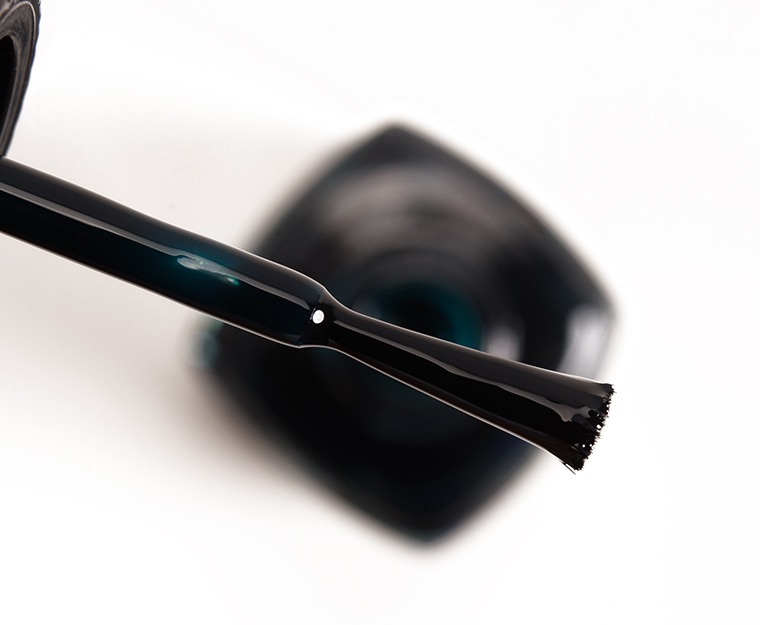 Chanel Vert Obscur (679) Le Vernis Nail Colour