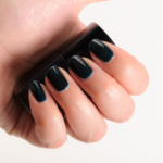 Chanel Vert Obscur (679) Le Vernis Nail Colour