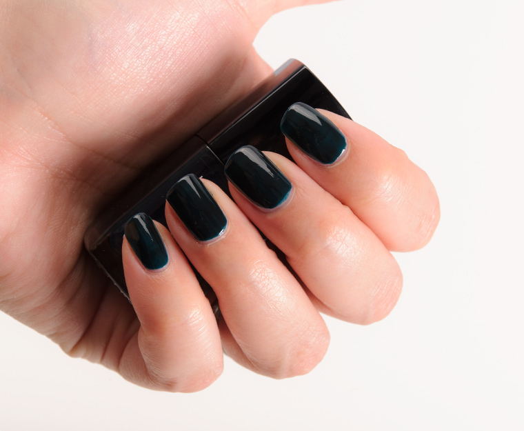 Chanel Vert Obscur (679) Le Vernis Nail Colour