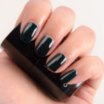 Chanel Vert Obscur (679) Le Vernis Nail Colour
