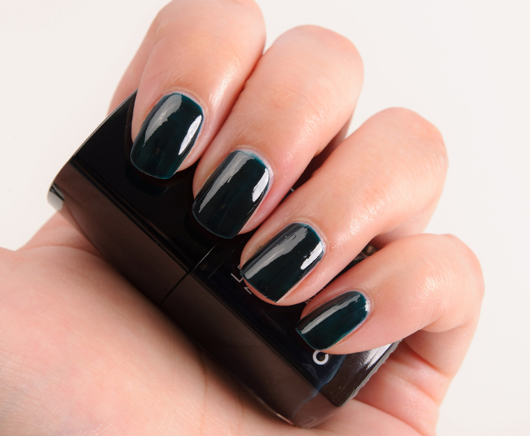 Chanel Vert Obscur (679) Le Vernis Nail Colour