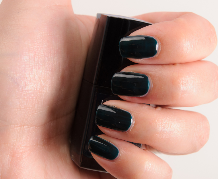 Chanel Vert Obscur (679) Le Vernis Nail Colour