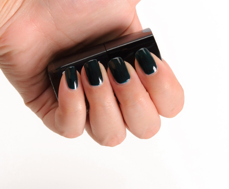 Chanel Vert Obscur (679) Le Vernis Nail Colour
