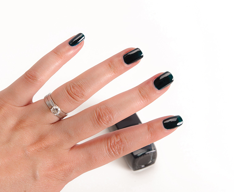 Chanel Vert Obscur (679) Le Vernis Nail Colour