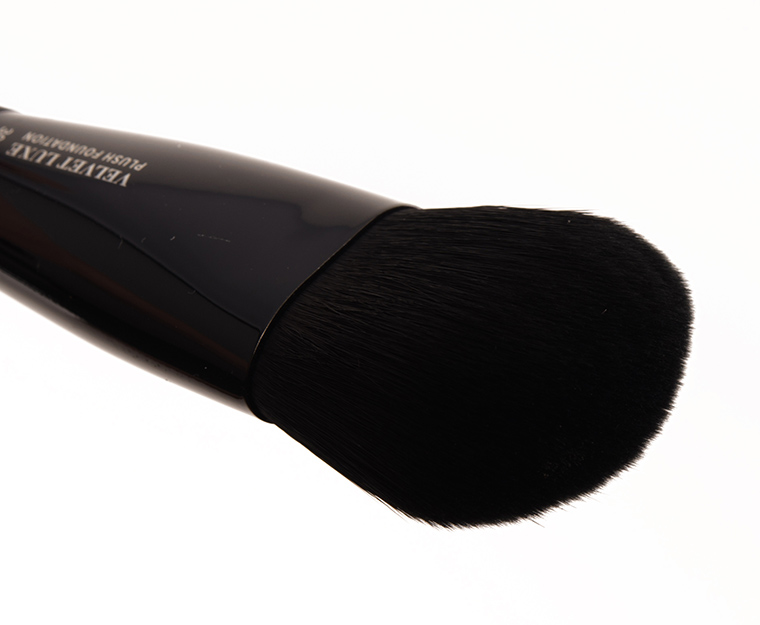 IT Cosmetics No. 304 Velvet Luxe Plush Foundation Brush