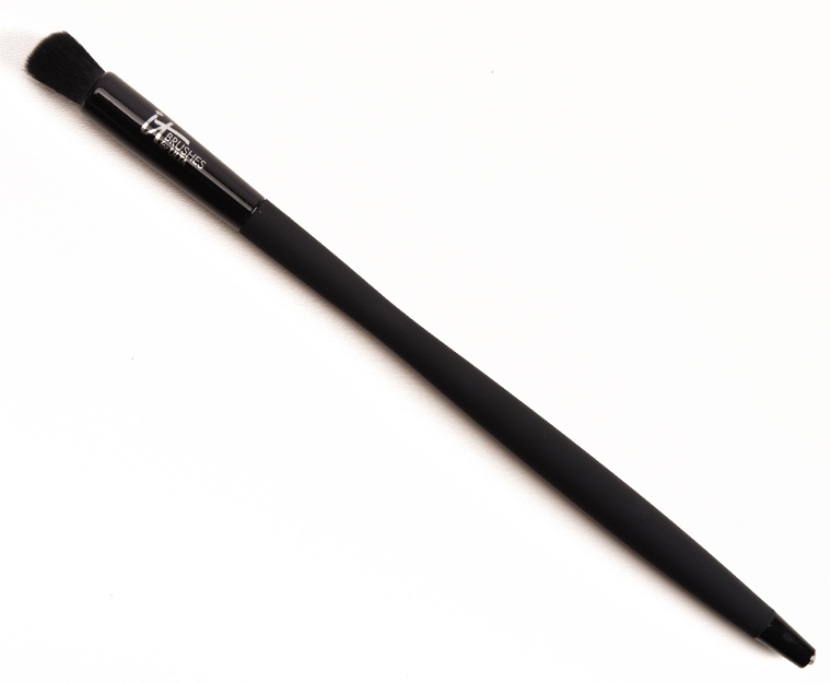 IT Cosmetics No. 320 Velvet Luxe Effortless Crease Brush