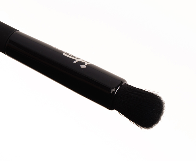 IT Cosmetics No. 320 Velvet Luxe Effortless Crease Brush