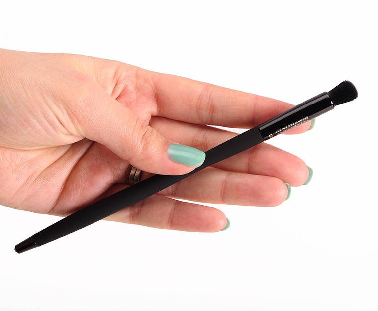 IT Cosmetics No. 320 Velvet Luxe Effortless Crease Brush
