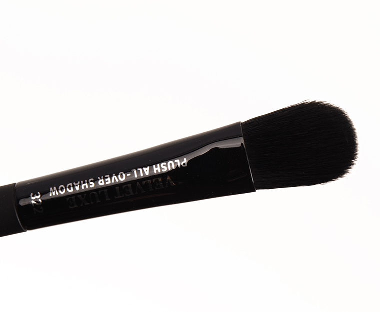IT Cosmetics No. 322 Velvet Luxe Plush All-Over Shadow Brush