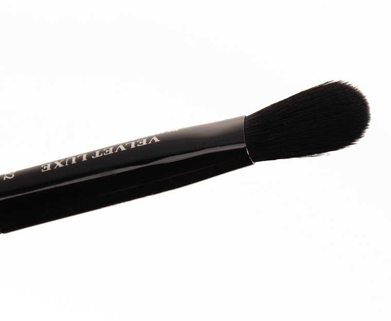 IT Cosmetics No. 322 Velvet Luxe Plush All-Over Shadow Brush