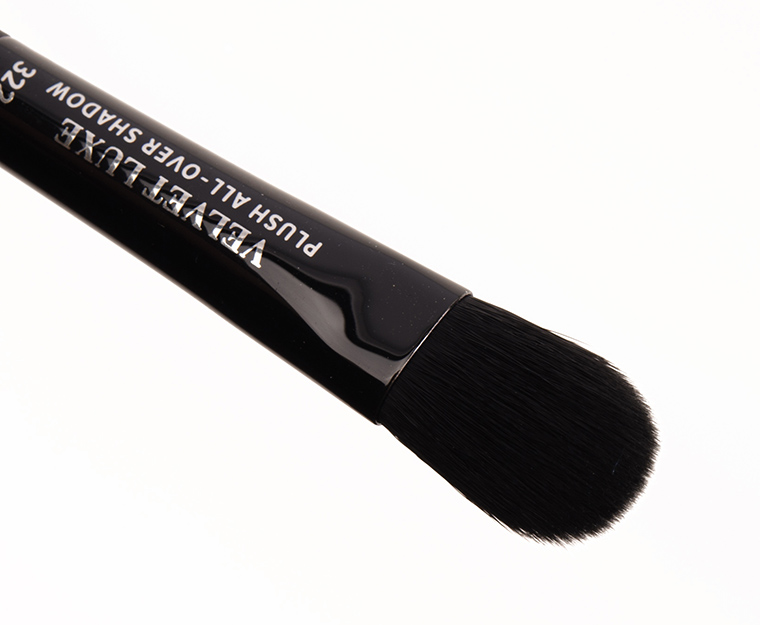 IT Cosmetics No. 322 Velvet Luxe Plush All-Over Shadow Brush
