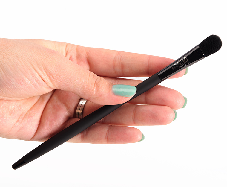 IT Cosmetics No. 322 Velvet Luxe Plush All-Over Shadow Brush