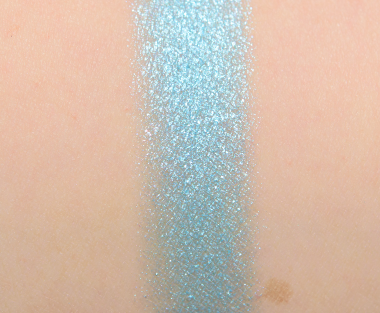 <p class="text-center">Make Up For Ever D206 Celestial Blue Artist Color Shadow</p>