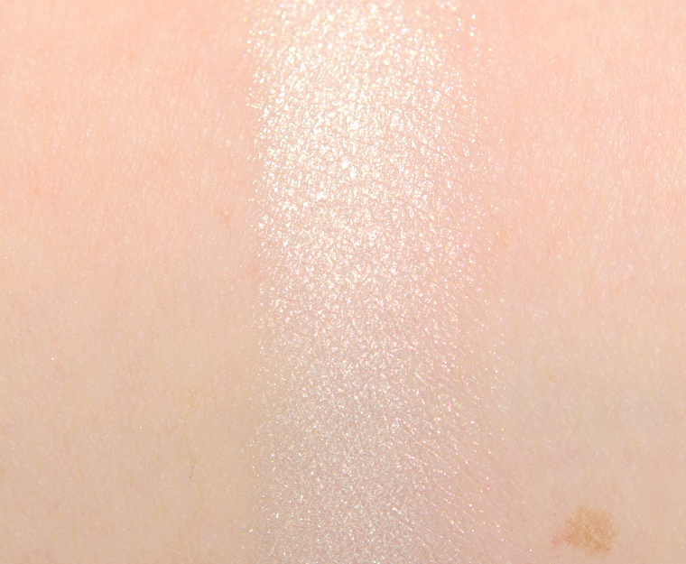 <p class="text-center">Make Up For Ever I414 Yellow Ivory Artist Color Shadow</p>