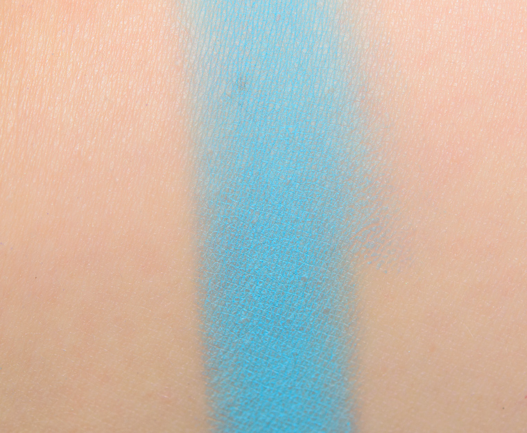 <p class="text-center">Make Up For Ever M208 Baby Blue Artist Color Shadow</p>
