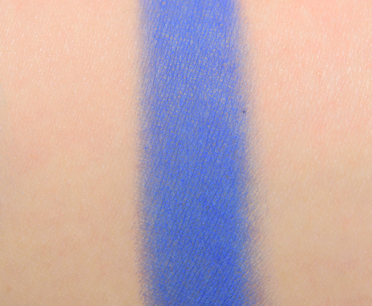 <p class="text-center">Make Up For Ever M214 Ultramarine Blue Artist Color Shadow</p>