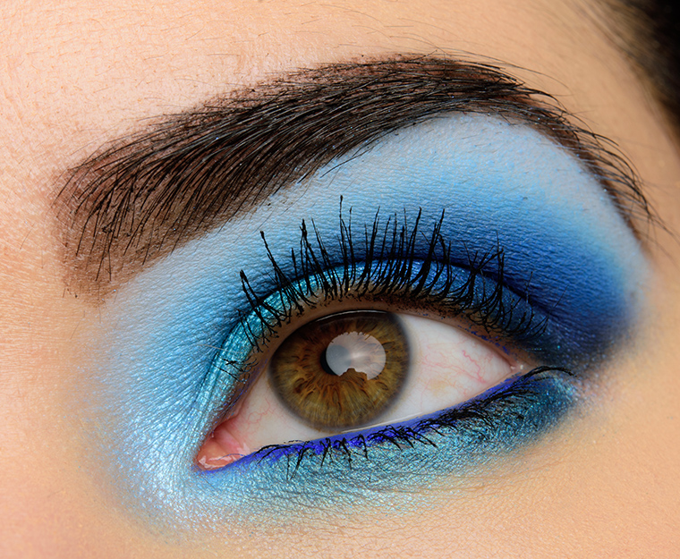 A Glowing Blue Eye | Look Details