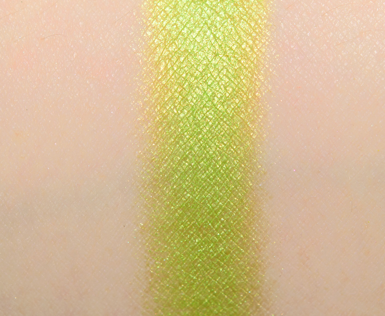 <p class="text-center">Make Up For Ever ME338 Acidic Green Artist Color Shadow</p>