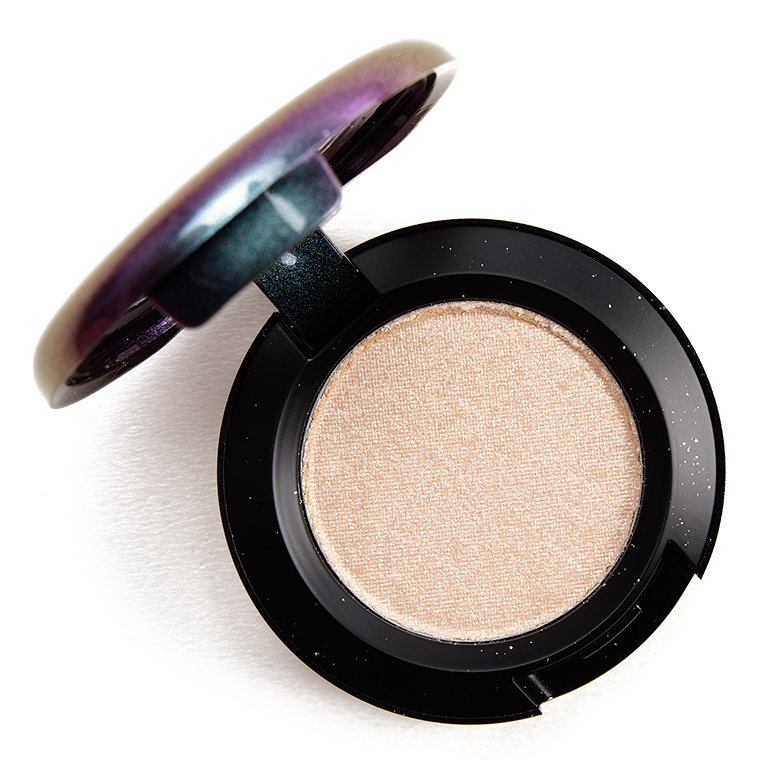 <p class="text-center">MAC Dust Off Eyeshadow</p>