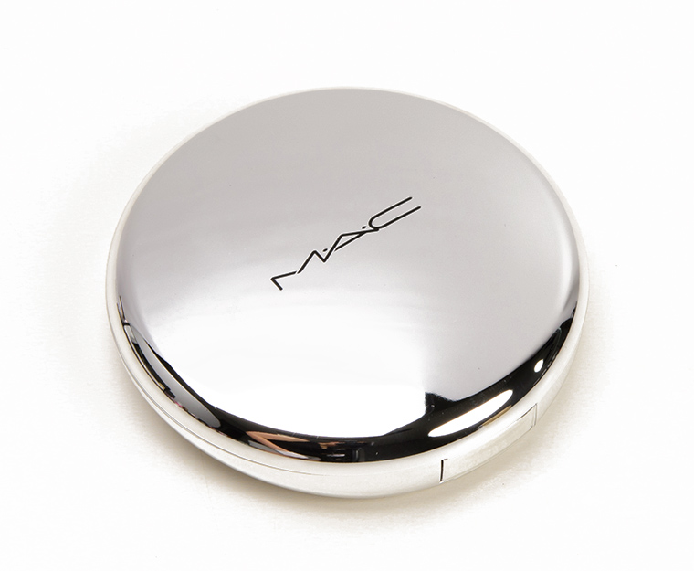 MAC Snowflushed Extra Dimension Skinfinish