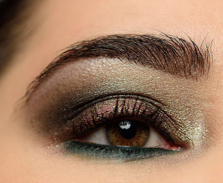 Smoky Plum & Green Eye Look | Look Details, Low light, f/4.5