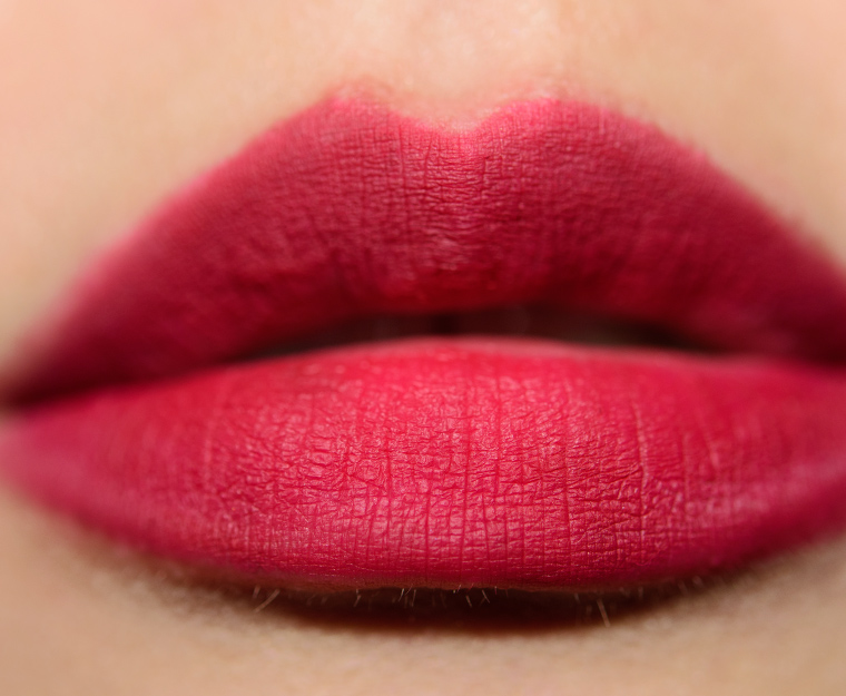 <p class="text-center">Chanel Berry (186) Le Crayon Levres Longwear Lip Pencil</p>