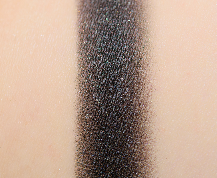 <p class="text-center">MAC Illuminaughty Dazzleshadow Extreme</p>