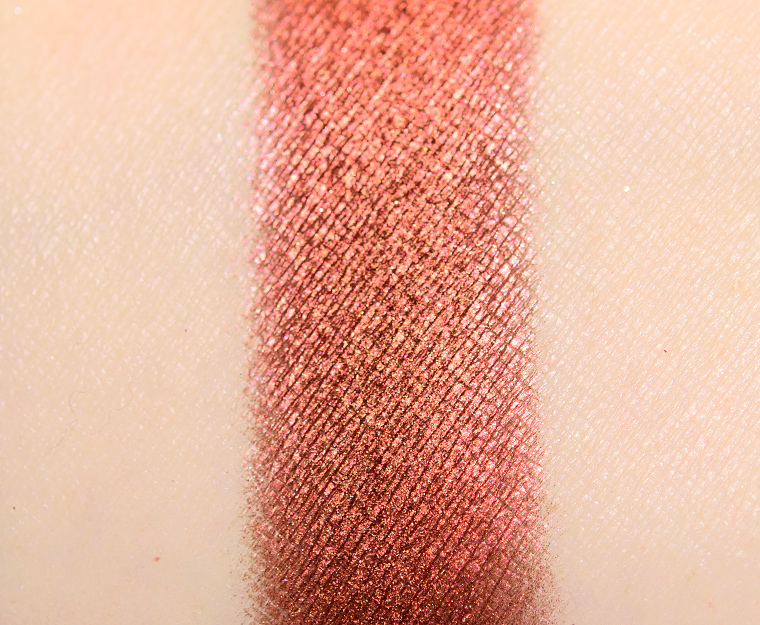 <p class="text-center">Clionadh Poinsettia Ultra Metal Eyeshadow</p>