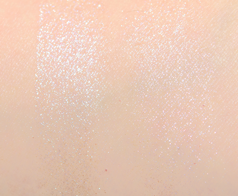 <p class="text-center">Dior Pearlescent Glow (03) Forever Couture Luminizer</p>
