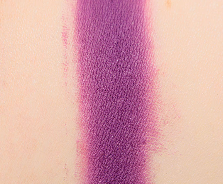 <p class="text-center">By Beauty Bay Glove Pressed Pigment</p>