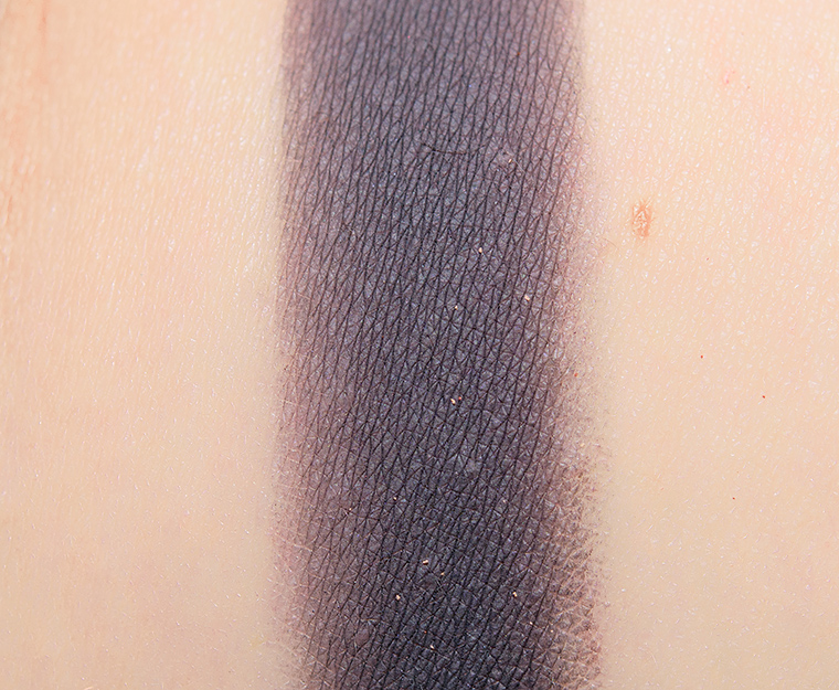 <p class="text-center">Dior Blue Velvet #5 High Colour Eyeshadow</p>