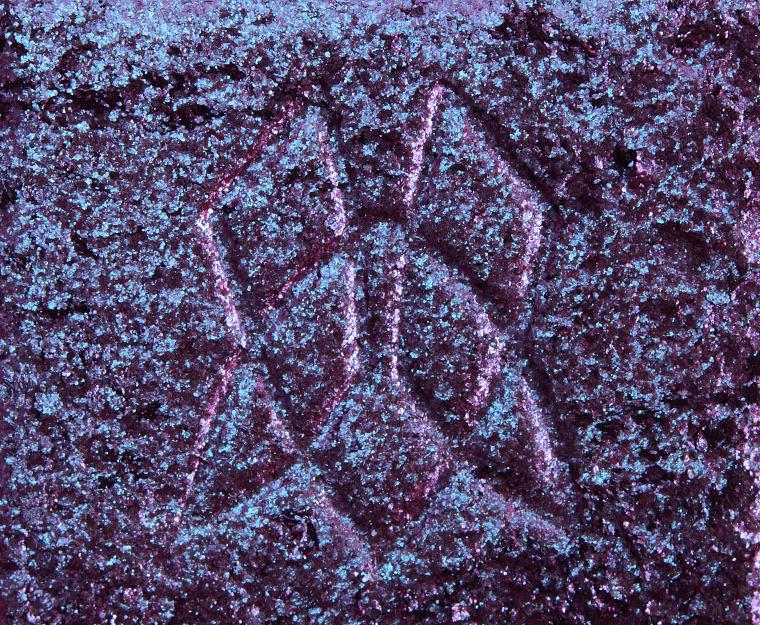 Clionadh Coat of Arms Hybrid Multichrome Eyeshadow