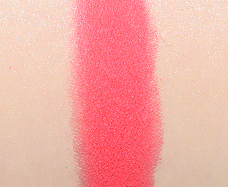 <p class="text-center">Give Me Glow Place Your Bets Matte Pressed Pigment</p>