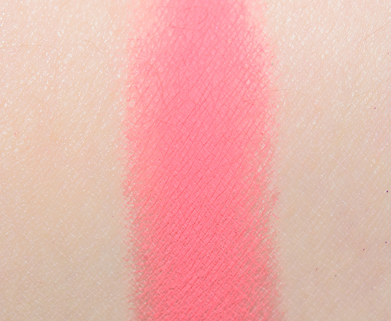 <p class="text-center">Give Me Glow You Can't Fly With Us Matte Pressed Pigment</p>