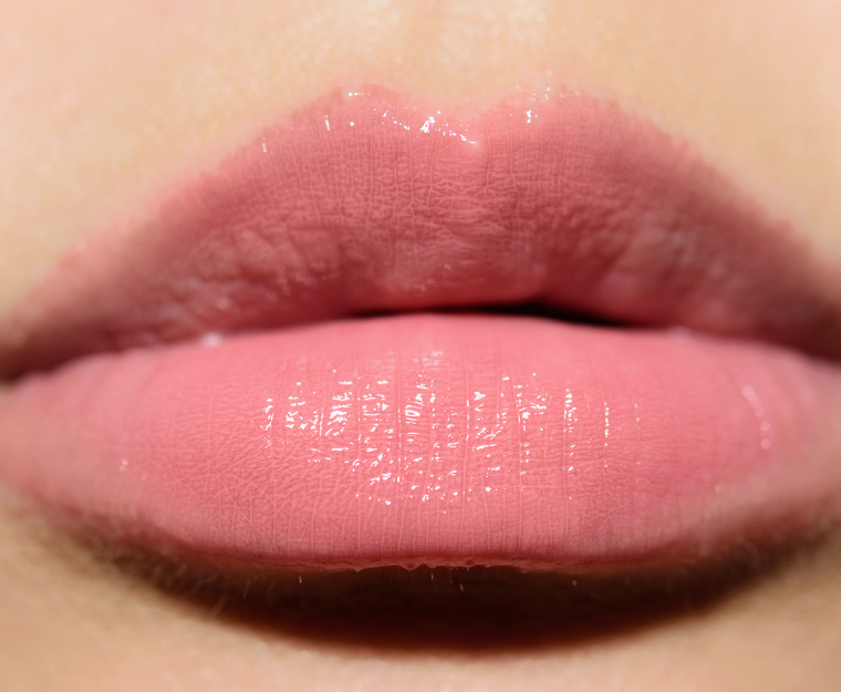 <p class="text-center">Makeup by Mario Petal Glow MoistureGlow Plumping Lip Serum</p>