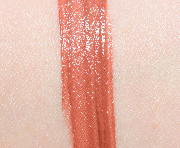 <p class="text-center">Charlotte Tilbury Honey Blur Airbrush Flawless Lip Blur</p>