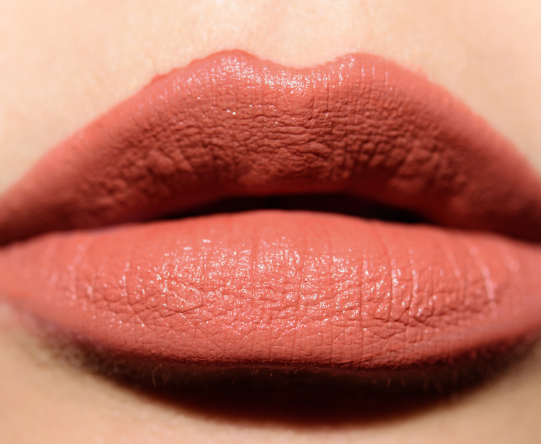 <p class="text-center">Charlotte Tilbury Honey Blur Airbrush Flawless Lip Blur</p>