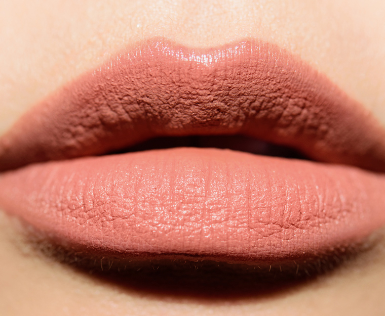 <p class="text-center">Charlotte Tilbury Nude Blur Airbrush Flawless Lip Blur</p>