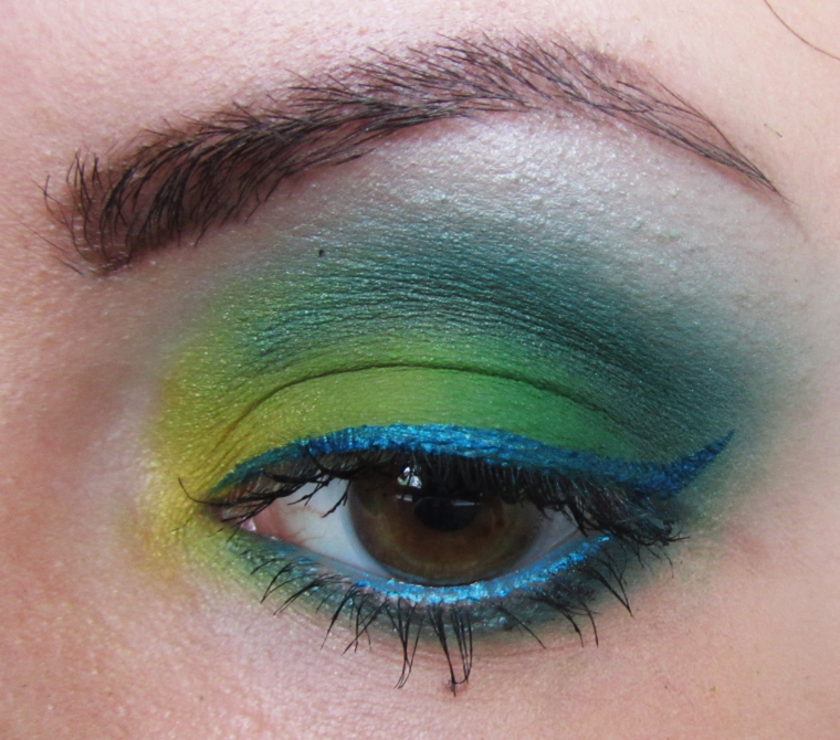 Tropical Green Gradient With Blue Eyliner