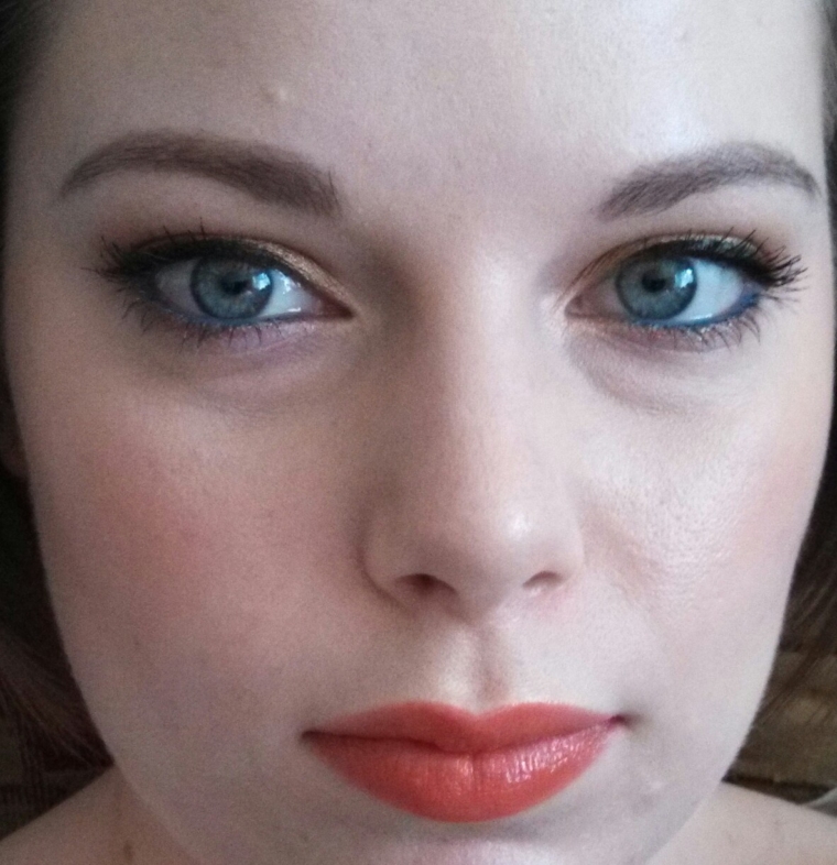 Summer look with blue eyeliner and coral lips